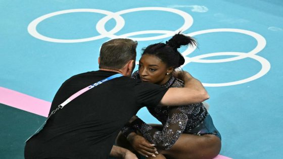 Paris Olympics: Simone Biles tweaks leg during gymnastics qualifier, still dominates – MASHAHER