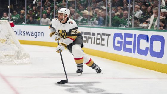 Blackhawks sign three-time Stanley Cup champion defenseman Alec Martinez to 1-year deal – MASHAHER