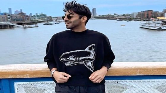 Aparshakti Khurana vibes to his latest song ‘Zaroor’ in London; watch : Bollywood News – MASHAHER