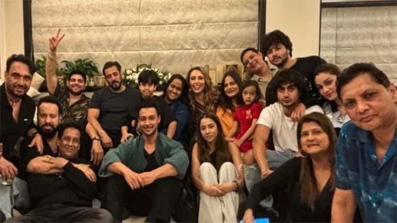 Salman Khan celebrates rumoured girlfriend Iulia Vantur’s birthday with his family, see photos : Bollywood News – MASHAHER