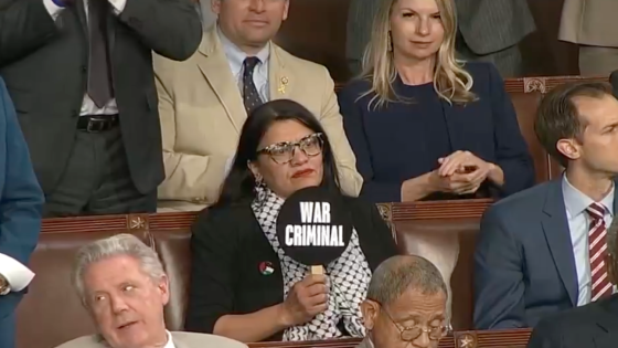 Rashida Tlaib Holds Sign Saying ‘War Criminal’ and ‘Guilty of Genocide’ During Netanyahu Speech – MASHAHER