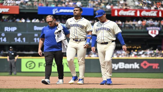 Mariners star Julio Rodríguez leaves win over Astros with ankle injury after crashing into outfield wall – MASHAHER