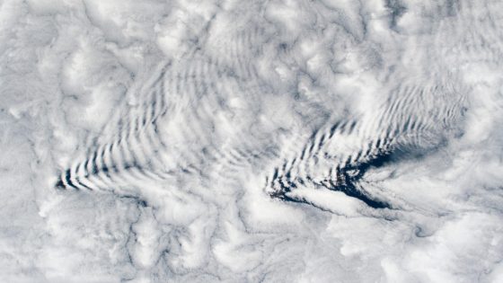 Gravity waves spark pair of perfect cloud ripples above uninhabited islands – MASHAHER