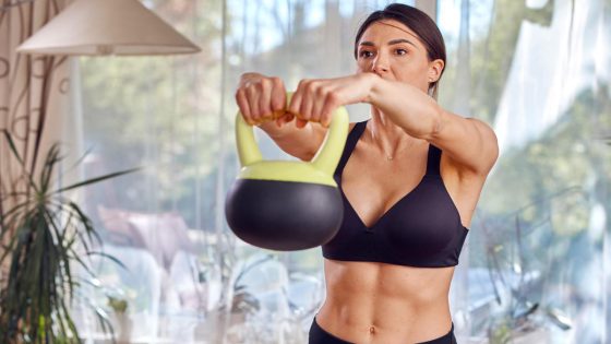 Strength coach shares a 6-move workout to sculpt your core — and all you need is 1 kettlebell – MASHAHER