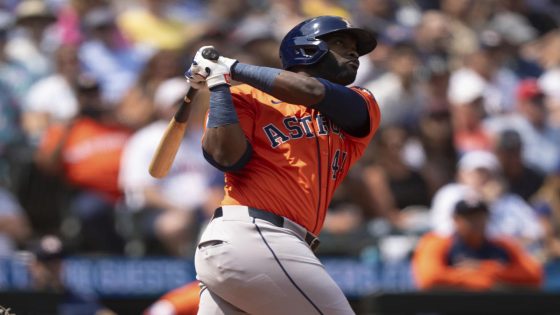 Fan who caught Yordan Alvarez’s home run from his cycle gives ball to Astros slugger – MASHAHER