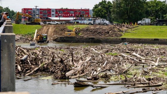 Heavy equipment begins clearing a huge logjam at the downtown Des Moines river confluence – MASHAHER