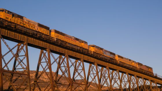 Couple Leaps 90 Feet Into Gorge From Popular Photo Spot to Avoid Oncoming Train – MASHAHER