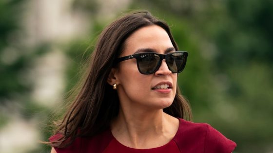 Ocasio-Cortez rips House Democrat over anonymous quote: ‘You should absolutely retire’ – MASHAHER