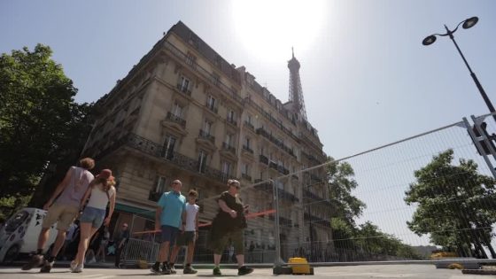 Tourists seek relief from soaring temperatures in Paris – MASHAHER