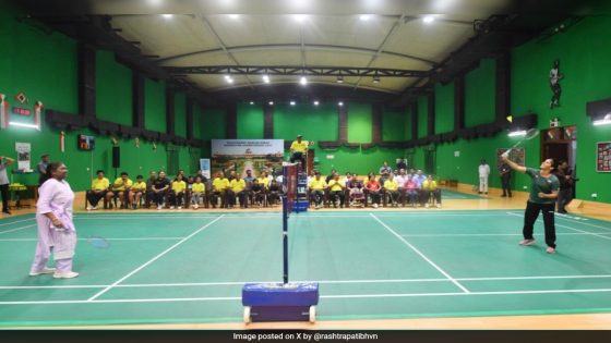 President Murmu And Saina Nehwal Face Off On Badminton Court – MASHAHER