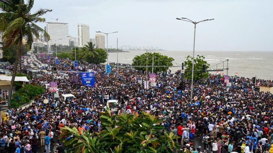 Marine Drive stops to welcome Team India in Mumbai – MASHAHER