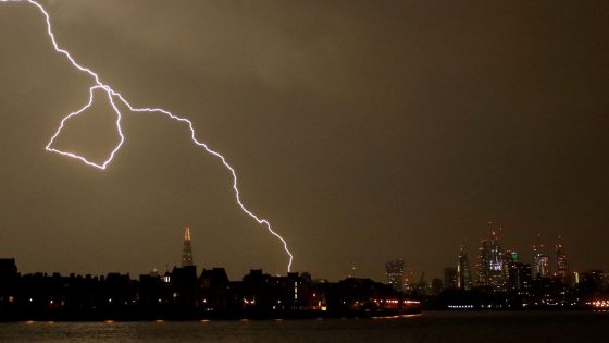 British Airways flight travelling to Heathrow diverted after ‘being struck by lightning’ | UK News – MASHAHER