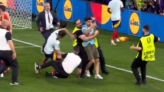 Spain’s Alvaro Morata suffers injury scare after security guard slides into him during celebrations | World News – MASHAHER