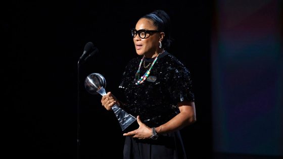 South Carolina’s Dawn Staley makes plea against ‘pay disparity’ in Jimmy V Award speech at ESPYS – MASHAHER