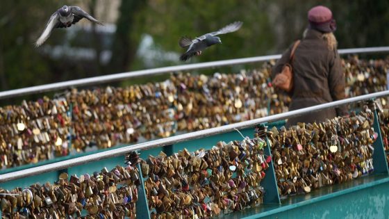 Council to melt down thousands of ‘love locks’ in health and safety madness – MASHAHER