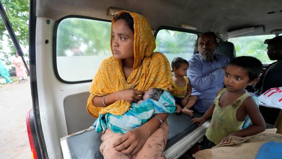 Indian mother delivers baby on boat as her river island is inundated by floodwaters – MASHAHER