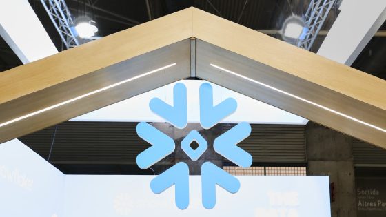 Snowflake raises annual product revenue forecast, increases share buyback amount – MASHAHER