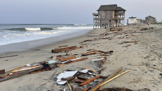 Outer Banks home falls into the ocean, highlighting a grim trend. See the photos. – MASHAHER