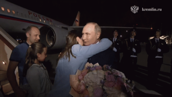 Putin Greets Children of Spies Who Were Unaware They Were Russian – MASHAHER