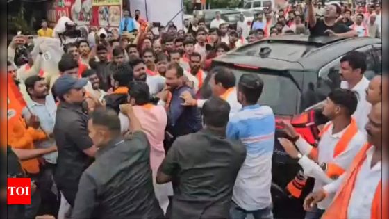 Uddhav Thackeray’s convoy attacked with cow dung; over 20 held | India News – MASHAHER