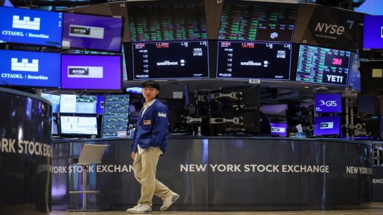 Wall Street sends stocks up, dollar down ahead of Fed news – MASHAHER