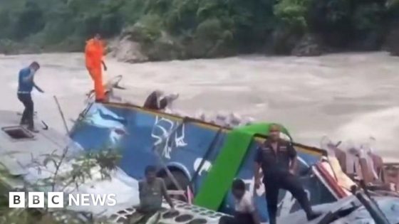 Fourteen dead after Indian vehicle falls into river – MASHAHER