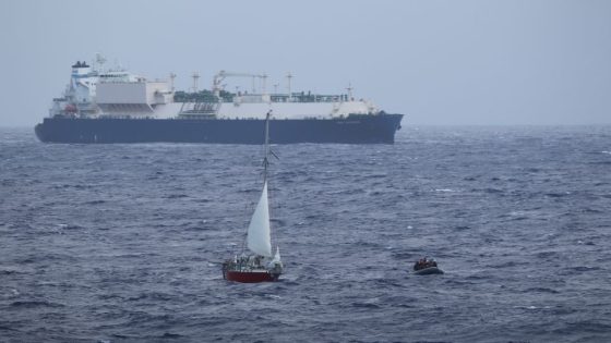 Woman, child and pets rescued from sailboat after being stranded 925 miles off Honolulu during Hurricane Gilma – MASHAHER