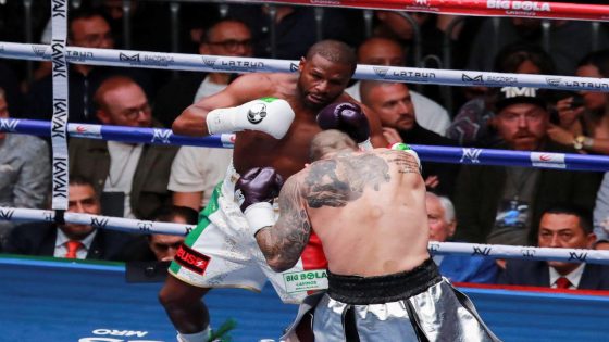 Floyd Mayweather dominates John Gotti III in exhibition that includes bizarre referee substitution – MASHAHER