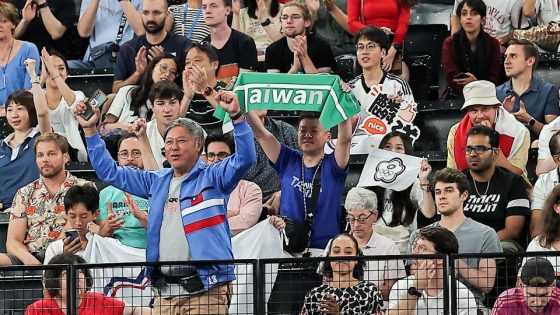 Spectator dragged from arena for holding up Taiwan banner during Olympic badminton match – MASHAHER