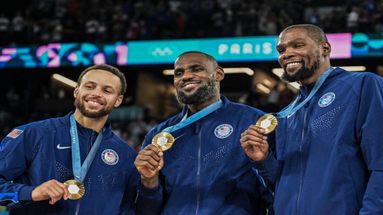 LeBron James, Kevin Durant, Stephen Curry featured on 1-of-1 autographed Topps card commemorating Olympic gold – MASHAHER