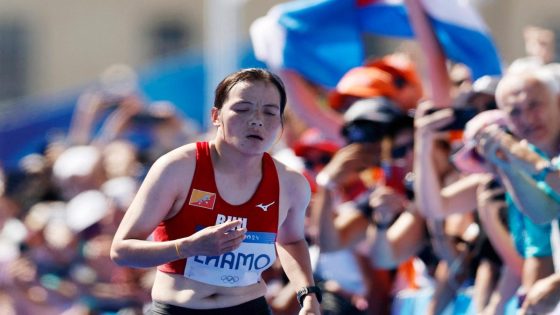 The ‘Pied Piper of Bhutan’: Kinzang Lhamo walks to finish line with huge crowd cheering her on – MASHAHER