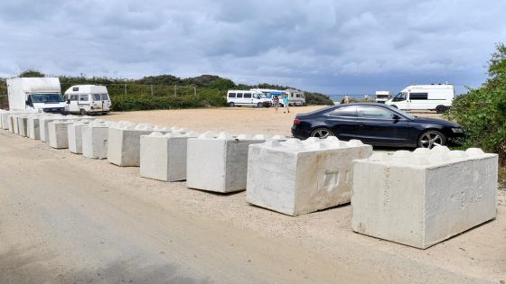 Seaside car park owner blocks travellers inside with concrete bollards and demands exit fee – MASHAHER