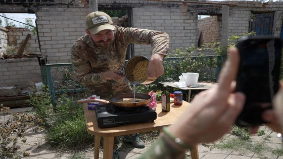 Ukraine soldier finds solace as social media “cook from the hell of war” – MASHAHER