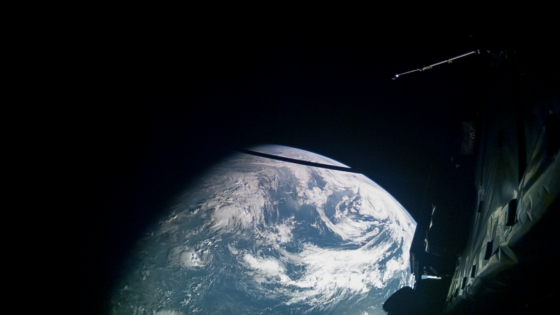 Spacecraft swoops between moon and Earth, captures stunning footage – MASHAHER