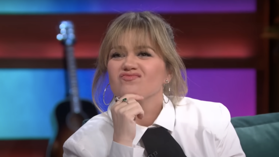 ‘I’d Actually Back Away, Ma’am’: Kelly Clarkson Details Her Most Awkward Fan Interaction, And A Public Restroom Is Involved – MASHAHER