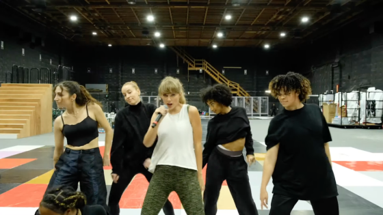 Taylor Swift Debuts ‘I Can Do It With A Broken Heart’ Music Video – MASHAHER