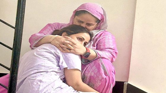 Hina Khan celebrates mother’s birthday amid cancer battle; shares heartfelt video of mother’s wishes for her recovery : Bollywood News – MASHAHER