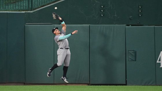 Aaron Judge does it all, this time with a home-run robbing double-play gem – MASHAHER