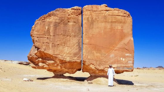 Saudi Arabia’s enigmatic sandstone block that’s split perfectly down the middle – MASHAHER