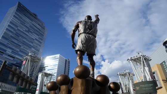 New statue honoring Kobe and Gianna Bryant unveiled outside of Crypto.com Arena – MASHAHER