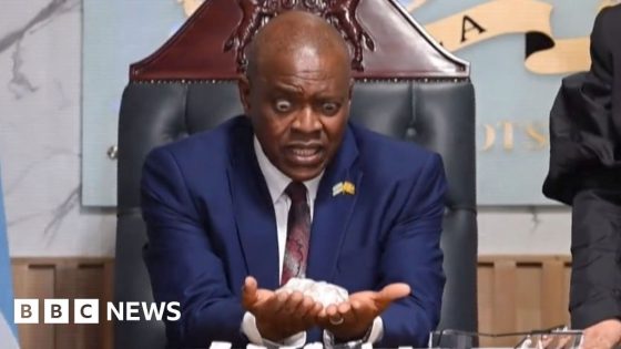 Moment Botswana’s president feels weight of giant diamond – MASHAHER