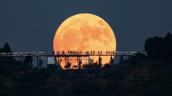 The blue supermoon has been lighting up the globe. Here’s how you can view it tonight in the United States. – MASHAHER