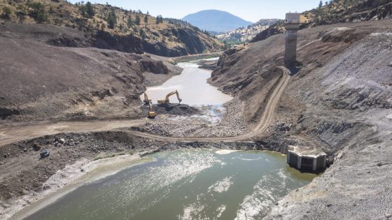 Workers are breaching Klamath dams, which will let salmon swim freely for first time in a century – MASHAHER