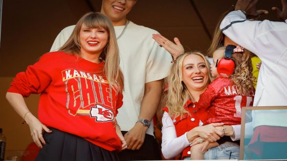 Patrick Mahomes says Taylor Swift has started drawing up plays for the Chiefs – MASHAHER