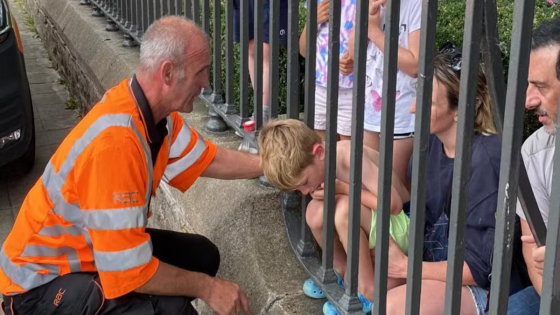 Boy, 6, rescued by RAC patrol after getting head stuck in fence railing: ‘True hero!’ – MASHAHER