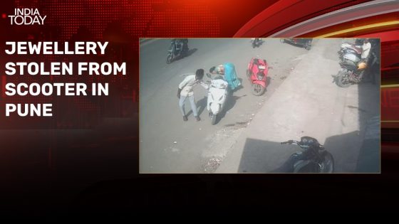 Caught on CCTV: Couple stops for vada pav in Pune, gets robbed of jewellery – MASHAHER