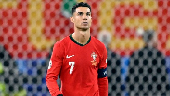 Cristiano Ronaldo flaunts gold YouTube button – MASHAHER