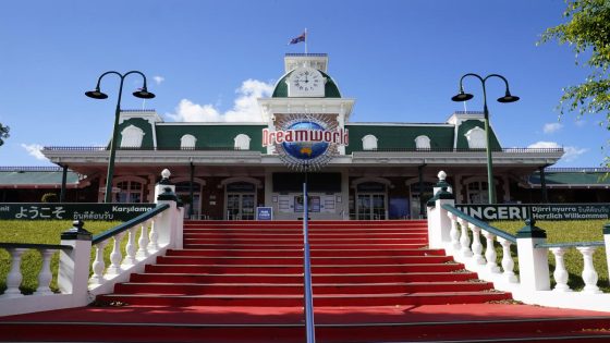 Tiger bites handler at Australian amusement park – MASHAHER