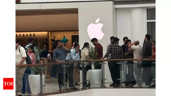 iPhone 16 series goes on sale in India, lines seen outside Apple Stores – Photos – MASHAHER