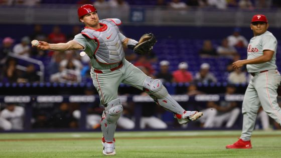 Realmuto ‘going to be a couple days’ after fouling pitch off knee against Marlins – MASHAHER